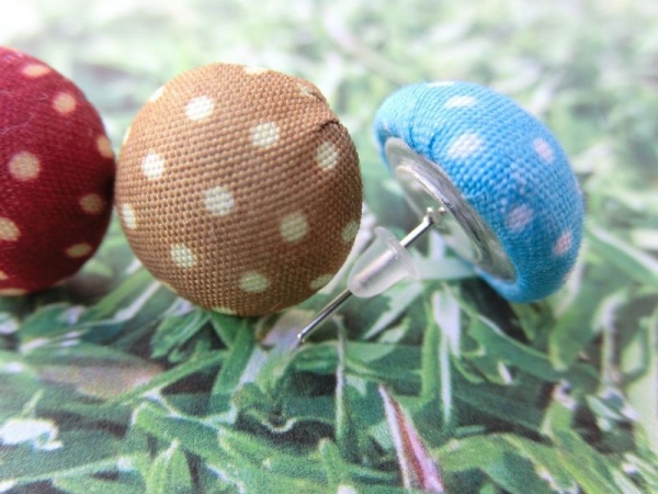 dunkellila Stoffknopf Ohrstecker Punkte Knöpfe Button